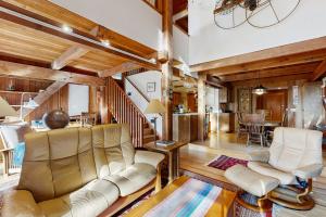 ein Wohnzimmer mit Sofa und Tisch in der Unterkunft Schooner in Sea Ranch