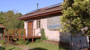 ein kleines Haus mit einer Veranda und einer Terrasse in der Unterkunft L'esperienza - Chalés completos - Ecoturismo in Nova Petrópolis