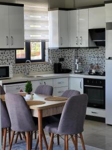 Køkken eller tekøkken på Villa Hakan 1 - Luxury duplex villa