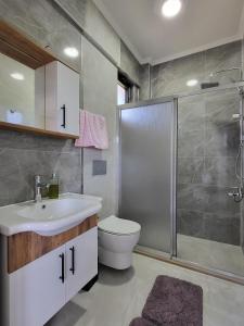 Et badeværelse på Villa Hakan 1 - Luxury duplex villa