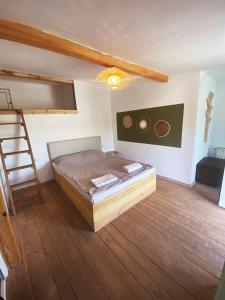 Ένα ή περισσότερα κρεβάτια σε δωμάτιο στο Bulgarka Guest House - Булгарка