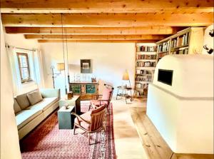 Posezení v ubytování Alpine Boutique Chalet with Sauna near Salzburg