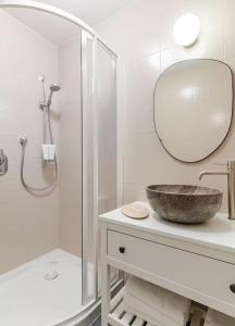 Koupelna v ubytování Alpine Boutique Chalet with Sauna near Salzburg + 40 fotografií