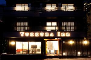sklep z napisem "yorrocca lod" w obiekcie Yukkura Inn w mieście Aizu-Wakamatsu
