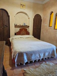 Ένα ή περισσότερα κρεβάτια σε δωμάτιο στο DAR YAYA - Maison style Riad - Vue Océan - Diabat - Essaouira