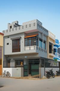 un edificio con dos motocicletas estacionadas frente a él en Shivaksh Stay Hub, en Prayagraj
