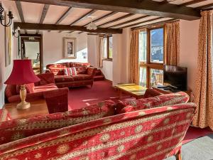 ein Wohnzimmer mit Sofa und Fernseher in der Unterkunft Duvale Barn in Bampton