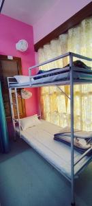 Un par de literas en una habitación en Shivaksh Stay Hub, en Prayagraj