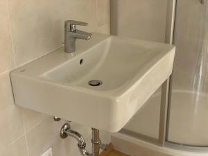 施泰尔Yellow House Apartments - Top 2的带淋浴的浴室内的白色水槽