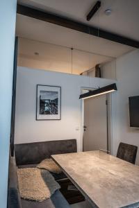 une salle à manger avec une table et un canapé dans l'établissement Adlernest, à Bad Radkersburg