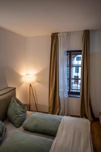 une chambre avec un lit et une fenêtre dans l'établissement Adlernest, à Bad Radkersburg