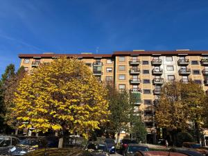 un edificio de apartamentos con coches aparcados en un aparcamiento en Excellence of San Leonardo, en Milán