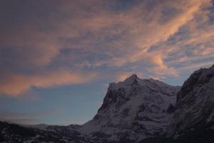 Blick auf einen Berg unter einem bewölkten Himmel in der Unterkunft Bühlengasse 6 in Grindelwald