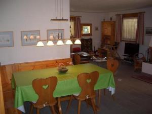 comedor con mesa verde y sillas en Familie Frei, en Bever 15 fotos más