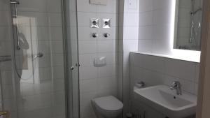 Ένα μπάνιο στο Appartement In Middelhagen Mit Terrasse Und Garten