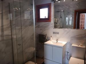 Ένα μπάνιο στο Two Bedroom with Large Terrace and Views in Capistrano, Nerja +11 φωτογραφίες