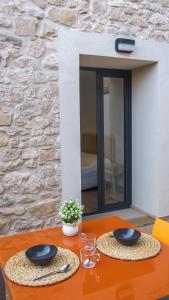 a table with two black plates on top of it at Cal Perot Apartamento turístico en Les Borges Blanques in Les Borges Blanques 