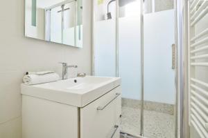 Ένα μπάνιο στο Apt unique pour 4 à Rosny-Sous-Bois à 30m de Paris