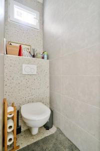 Ένα μπάνιο στο Apt unique pour 4 à Rosny-Sous-Bois à 30m de Paris