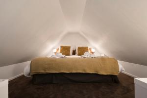 a bed in a room with two lamps on it at Le Petit Gîte - Confort & Elegance - Parking & WIFI - Calme & Jardin in Verlinghem