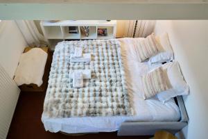 an overhead view of a bed in a room at Le Petit Gîte - Confort & Elegance - Parking & WIFI - Calme & Jardin in Verlinghem