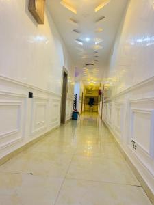 um corredor vazio com paredes brancas e um tecto em Triple J Universal Hotel and Suites em Asaba