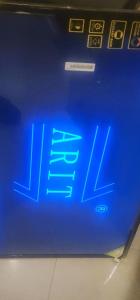 uma placa azul com a palavra "saída" na lateral de um carro em Triple J Universal Hotel and Suites em Asaba