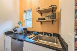 Η κουζίνα ή μικρή κουζίνα στο Barrel Bunkhouse 8033 CR 802