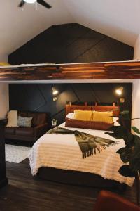 Ένα ή περισσότερα κρεβάτια σε δωμάτιο στο Barrel Bunkhouse 8033 CR 802