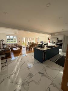 Kuchyň nebo kuchyňský kout v ubytování Avon Dhu 6 Bedroom Villa