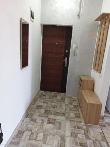 corridoio con porta e pavimento in legno di Apartament Royal a Şelimbăr Altre 4 foto