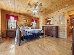 Postel nebo postele na pokoji v ubytování Heavenly Creekside #276