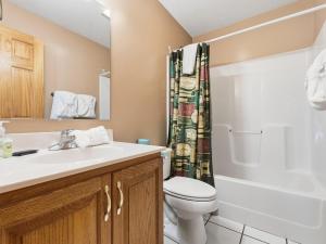 Koupelna v ubytování Heavenly Creekside #276 + 46 fotografií