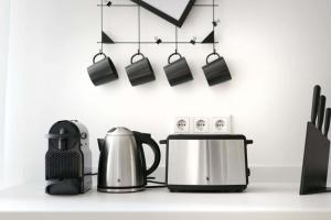 eine Küchentheke mit einem Wasserkocher und einem Toaster in der Unterkunft Gesamte Unterkunft Apartment in Ludwigslust in Ludwigslust