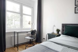 ein Schlafzimmer mit Bett, Schreibtisch und Fenster in der Unterkunft Gesamte Unterkunft Apartment in Ludwigslust in Ludwigslust