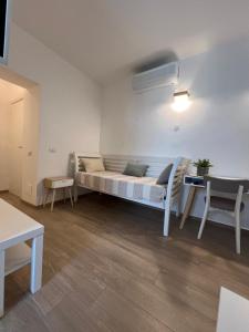 Un dormitorio con una cama y una mesa y sillas. en B&B Sayonara, en Chieti