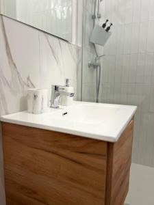 un baño con lavabo y espejo en B&B Sayonara, en Chieti