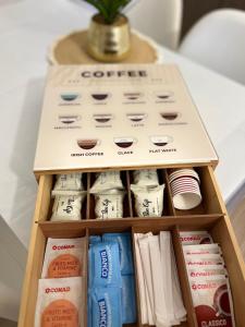 una caja llena de diferentes tipos de pasta de dientes en B&B Sayonara, en Chieti 57 fotos más