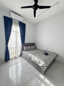 Postel nebo postele na pokoji v ubytování Homestay D'Lena Kotasas