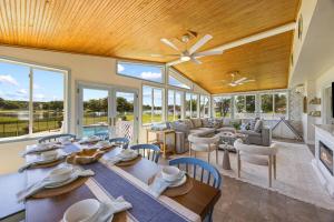 Εστιατόριο ή άλλο μέρος για φαγητό στο Waterfront 5BR on Kent Island with Private Pool and Firepit