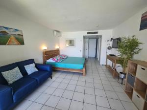 un salon avec un canapé et un lit dans l'établissement Yucca Sea View, au Gosier