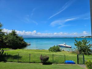 un bateau est amarré dans un plan d'eau dans l'établissement Yucca Sea View, au Gosier