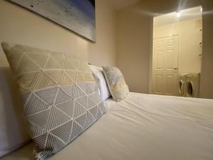 een slaapkamer met een bed met twee kussens bij Studio Apartment in Bracknell in Bracknell +1 foto