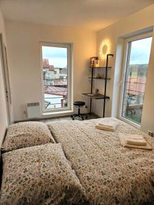 Un pat sau paturi într-o cameră la Cozy Apartment with Panoramic view +7 fotografii