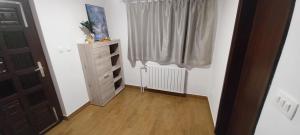 ein Zimmer mit einer Kommode und einem Fenster in der Unterkunft KaTi Hiša 