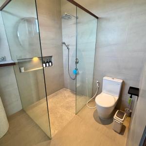 une salle de bain avec douche et toilettes dans l'établissement Verdana Cemagi Luxury Hostel, à Cemagi
