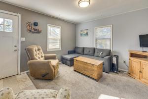 Χώρος καθιστικού στο Lake George Views! The Cozy Cabin Near Hiking