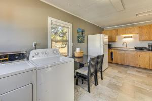 Η κουζίνα ή μικρή κουζίνα στο Lake George Views! The Cozy Cabin Near Hiking