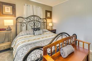 Ένα ή περισσότερα κρεβάτια σε δωμάτιο στο Lake George Views! The Cozy Cabin Near Hiking