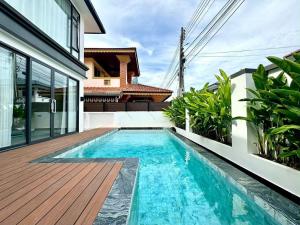 ein Swimmingpool im Hinterhof eines Hauses in der Unterkunft NEW Luxury 6BR Pool Villa Pattaya, 10mn Walking St in Jomtien Beach